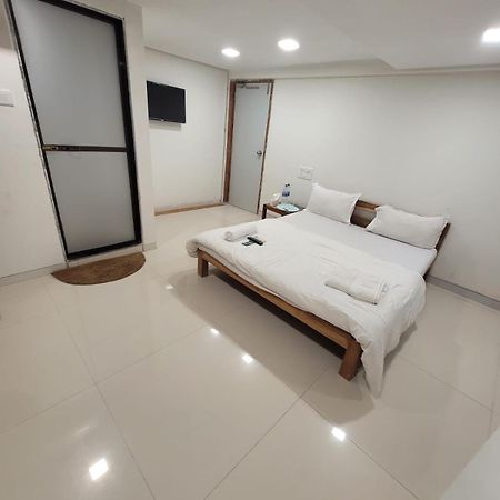 Agrawal Bhavan Budget Stay Only For Indians Мумбаи Экстерьер фото